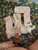 小姨子晚上没回家，家里没人，把小姨子袜子都保养一便1