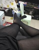 （原创）姐姐在家等我，也不忘用丝袜脚诱惑我&hellip;