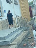 现拍现发差点让抓住偷拍一个楼下快递妇女