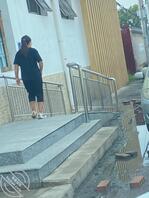 现拍现发差点让抓住偷拍一个楼下快递妇女1