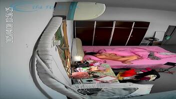 监控偷拍老婆跟别人视频自慰来高潮疯狂抓奶