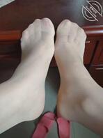 我妈妈的短丝袜泡茶，鸡婆妈妈的汗脚都是男人的口水2