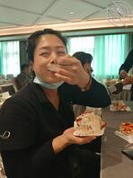 冒着挨揍的风险偷拍的这个老阿姨太骚了有没有像我一样喜欢老逼的