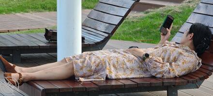 公园偷拍骚逼，大家想不想操她