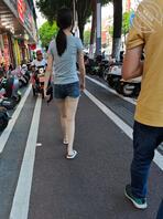 路上遇到极品美腿，又白又直又长，果断偷拍分享给海友1