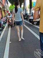 路上遇到极品美腿，又白又直又长，果断偷拍分享给海友2
