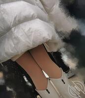 校园跟拍白长靴光腿神器女大0