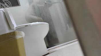 偷拍的妈妈洗澡照片1