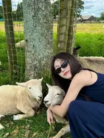 全网都在扒“是个神仙”的底裤——抖音号、推特、小号连同“starluck”“碳水王子”被翻了个底朝天。这位突然窜上热搜的神秘人，到底是何方神圣？网友一边考古一边惊呼：这瓜越啃越上头。0