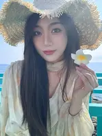 全网都在扒“是个神仙”的底裤——抖音号、推特、小号连同“starluck”“碳水王子”被翻了个底朝天。这位突然窜上热搜的神秘人，到底是何方神圣？网友一边考古一边惊呼：这瓜越啃越上头。1