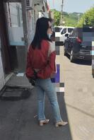 偶遇牛仔裤高跟鞋美少妇，大屁股真诱人1