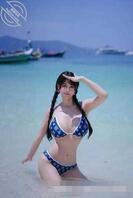 阳光下的比基尼女孩，看着蛮圆滑的2