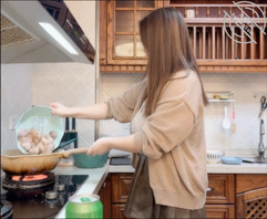 (原创)爸妈不再家,跟姐姐肆无忌惮的做爱,从厨房做到卧室炮火响了一夜(下0