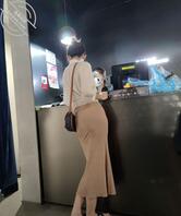 (原创)姐夫前脚刚回店里,我就把亲姐按在沙发上猛操,然后把姐姐给内射了。0