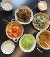 (原创)姐夫前脚刚回店里,我就把亲姐按在沙发上猛操,然后把姐姐给内射了。1