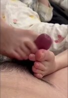 想操小姨子，乖乖用脚帮姐夫打飞机吧