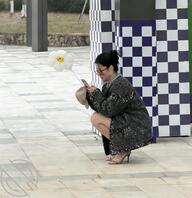 户外抄底骚狗内裤下蹲走光露底1