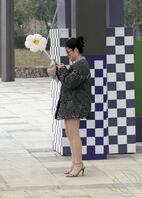 户外抄底骚狗内裤下蹲走光露底2