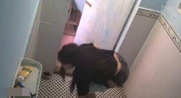 放摄像头偷拍表嫂洗澡