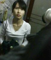 你们要看偷拍她洗澡的视频？0