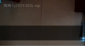 老婆睡着了在厨房跟客厅里干小姨子