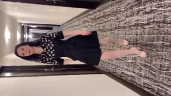 骚屄妈妈在走廊楼梯间疯狂漏逼，我直接按在原地爆操，操到喷水