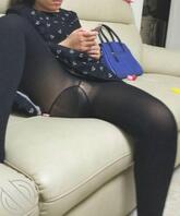 偷拍舅妈的黑丝白内裤岔开腿0