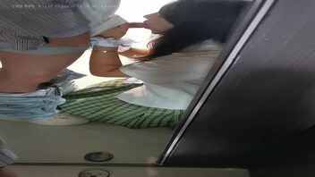 武汉有男友的母狗露脸舔鸡巴 骚的不行