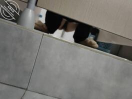 厕拍认真看书的小学妹0