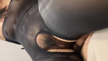 干穿连体丝袜的老妈2