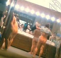 洗浴偷拍，这几个奶子好大，还有一群大白屁股1