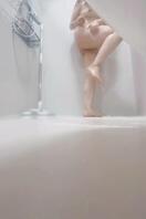 浴室偷拍19岁女儿七分钟完整版1