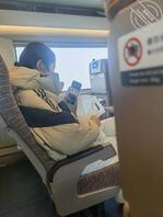 高铁上偷拍一美女，S型身材1