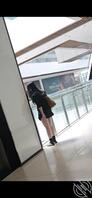 拍到一个丝袜勒裆在偷偷往下拉的美腿骚货1