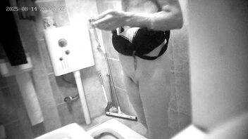 老号回归，最新偷拍一线天白虎馒头鲍鱼岳母洗澡1