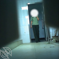 【原创】厕拍某单位女菌官尿尿，还插着卫生棉0