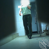 【原创】厕拍某单位女菌官尿尿，还插着卫生棉1