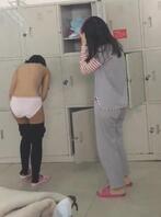 洗浴偷拍 大学里的坑浴友妹子1