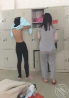 洗浴偷拍 大学里的坑浴友妹子