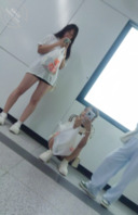 地铁站偷拍少女裙底、像是故意露出