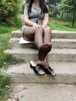 黑丝骚阿姨公园玩