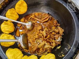 14、带嫂子和侄女吃大鹅,娘俩很开心,嫂子撅嘴的样子让我很想啃她1