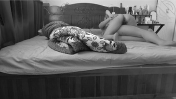 我嫂子4，偷拍哥嫂做爱，大哥几分钟就被掏空，嫂子属于是欲求不满了1