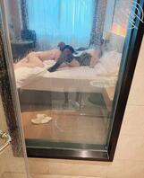 原创十五,关于之前一次不错的约单男体验,单男兄弟给老婆轻松的操上了高潮0