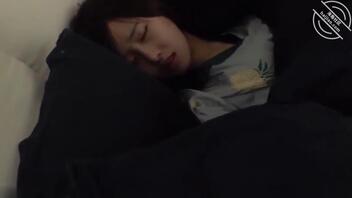 姐姐晚上睡死了弟弟偷拍1