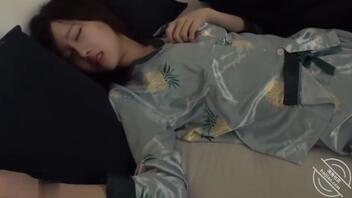 姐姐晚上睡死了弟弟偷拍2