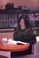 广州美术学院的美女孙韵婷和男友自拍性爱视频被爆流出，跪趴在镜子前被四眼男友后入猛操淫穴1