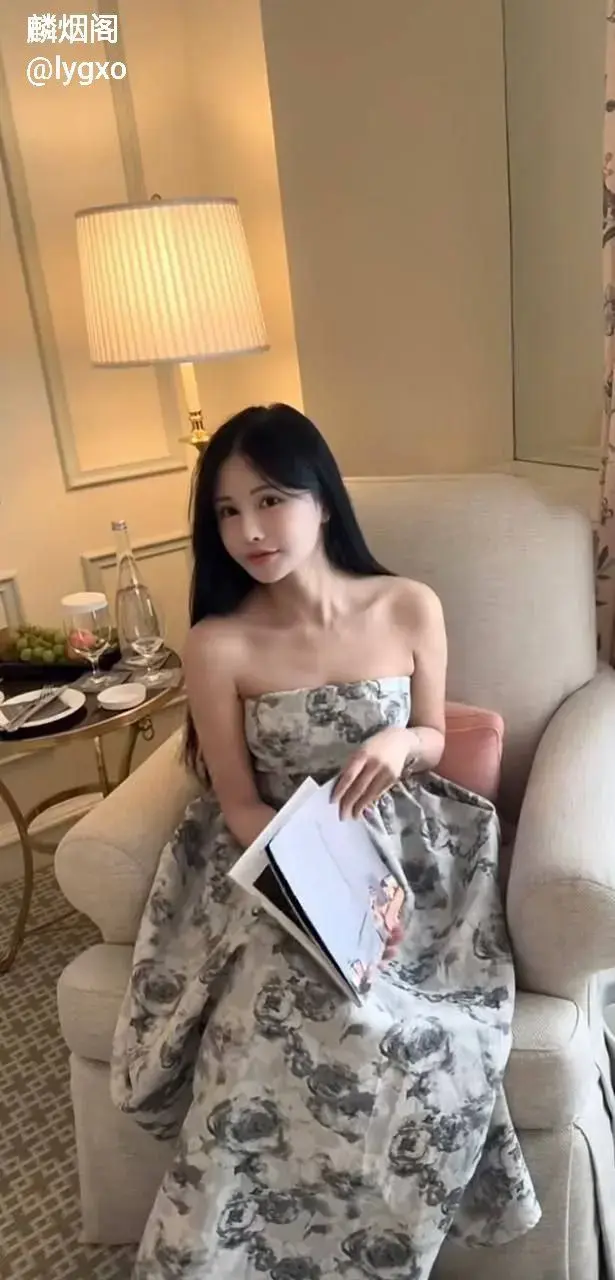 95后御姐 龙湘，美国95后UCR女网红，将自己包装成了江浙沪清纯女大学生 