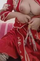 嫂子穿上她结婚时的禾服在她的主卧里和我举行了两个人的婚礼