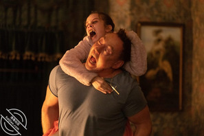 吸血鬼恐怖片《阿比盖尔》曝预告 不要惹会跳芭蕾的小女孩2